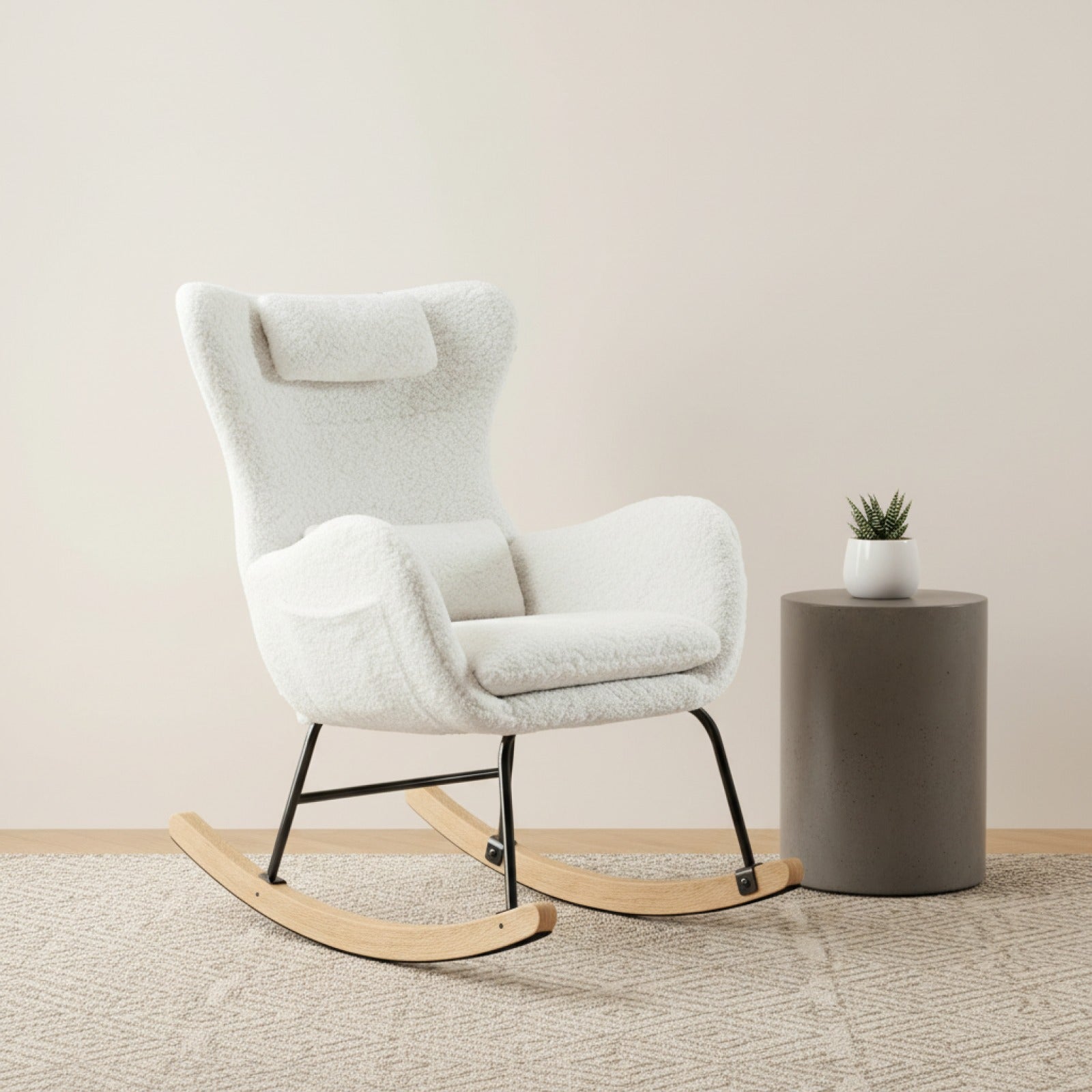 Fauteuil à bascule design en tissu teddy beige, avec repose-tête et coussin lombaire