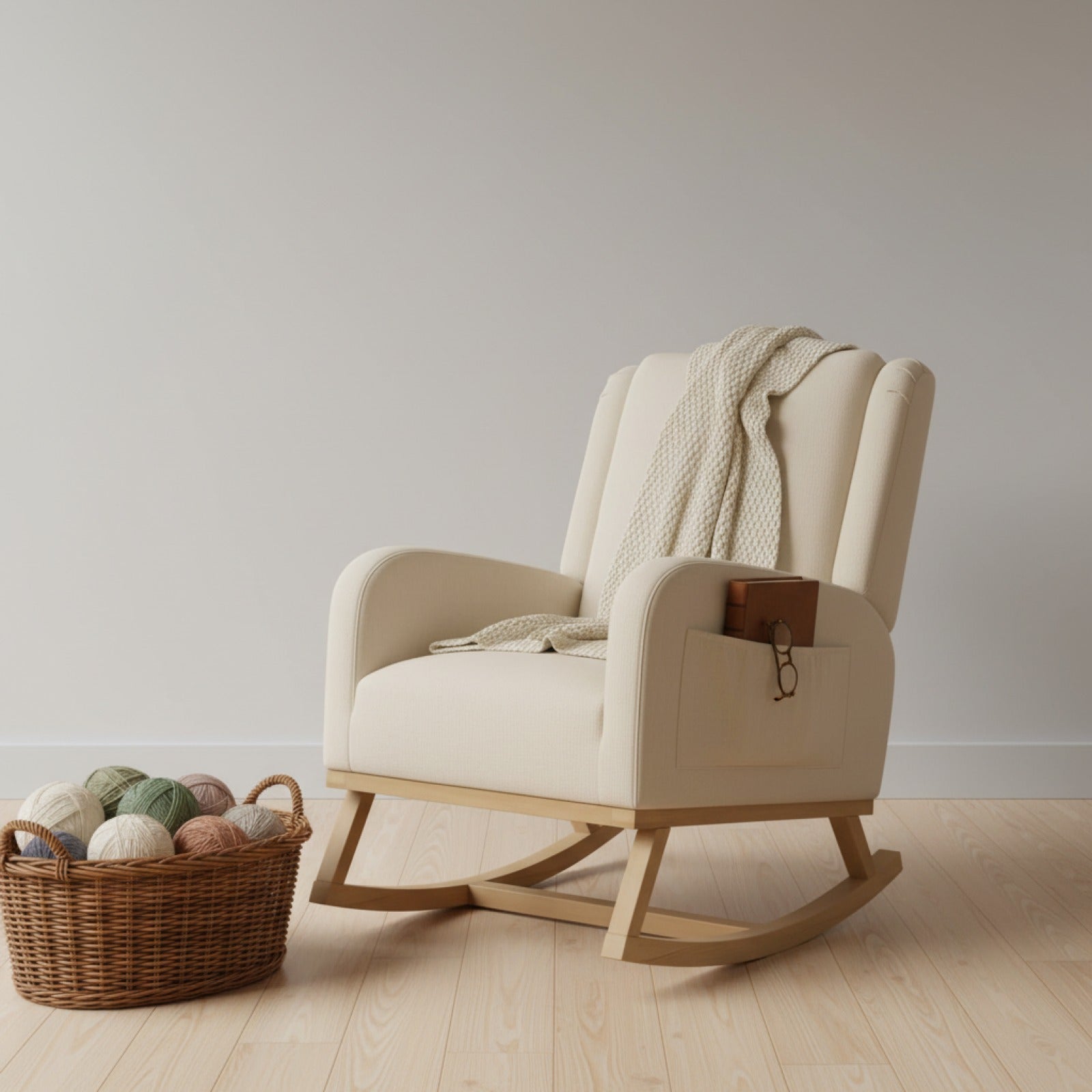 Fauteuil à bascule confortable en tissu beige avec pieds en bois massif