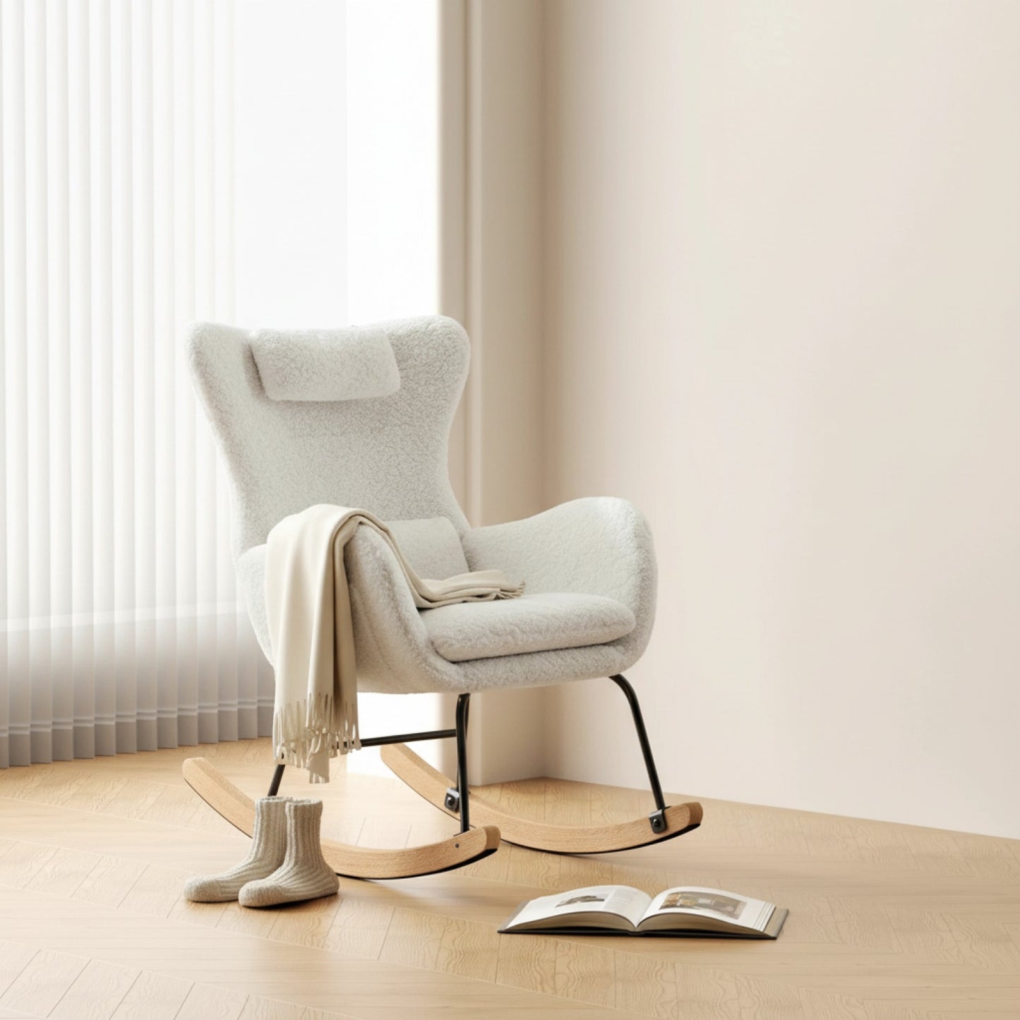 Fauteuil à bascule design en tissu teddy beige, avec repose-tête et coussin lombaire