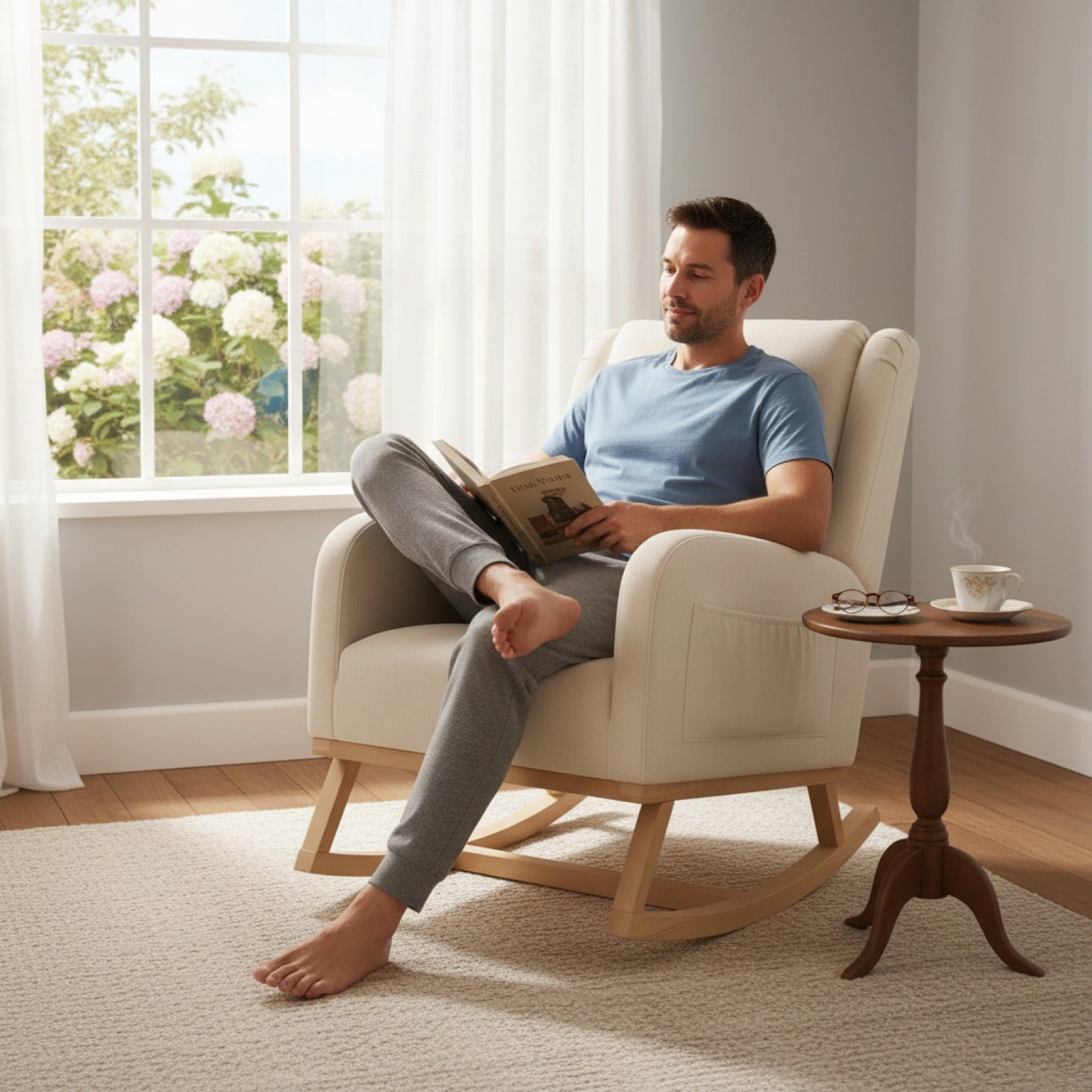 Fauteuil à bascule confortable en tissu beige avec pieds en bois massif