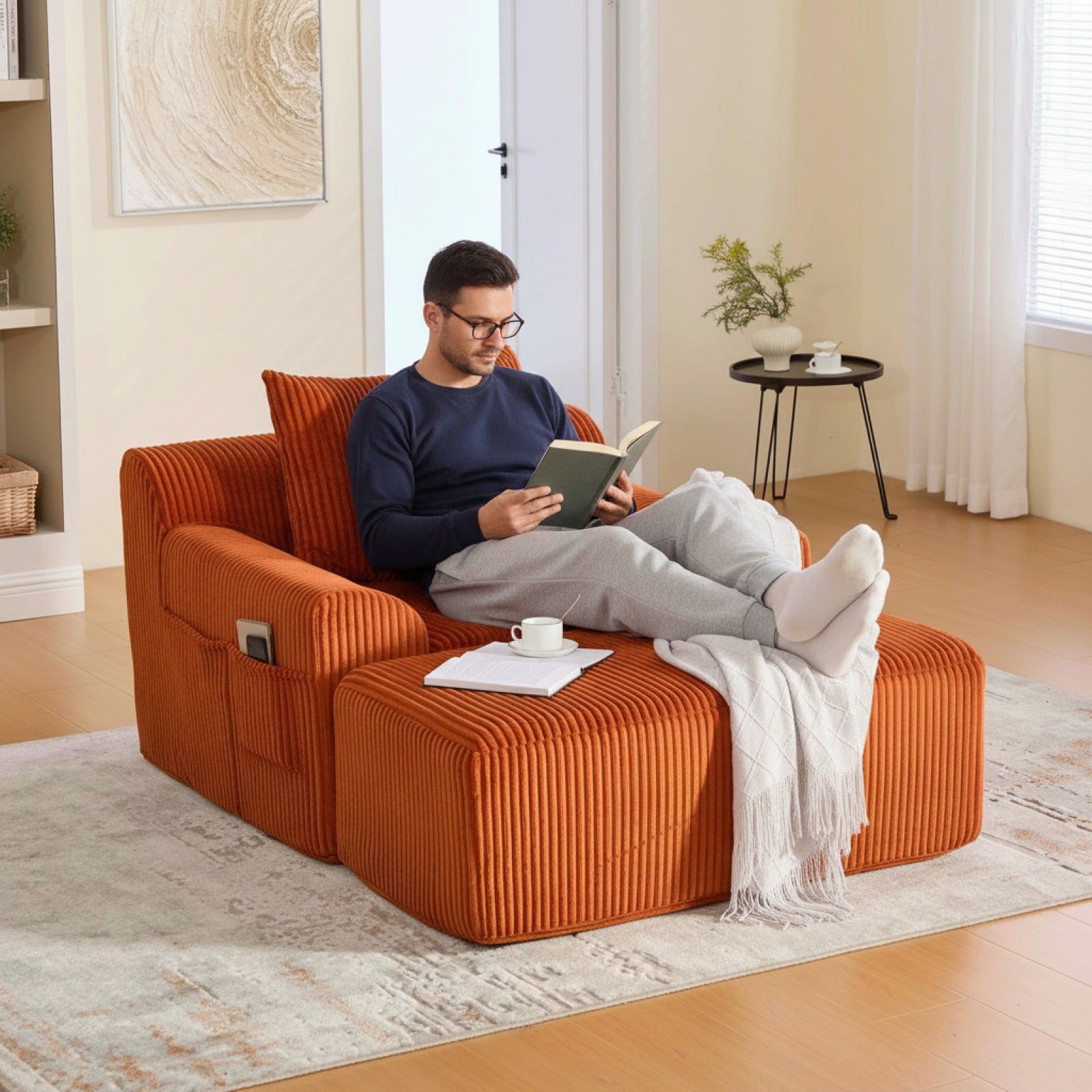Fauteuil confortable en velours côtelé orange avec pouf et poches latérales