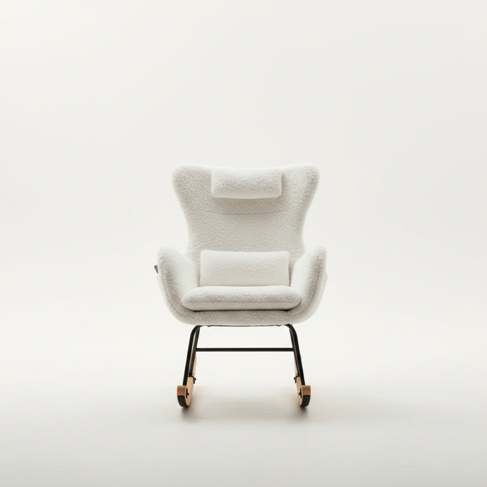 Fauteuil à bascule design en tissu teddy beige, avec repose-tête et coussin lombaire